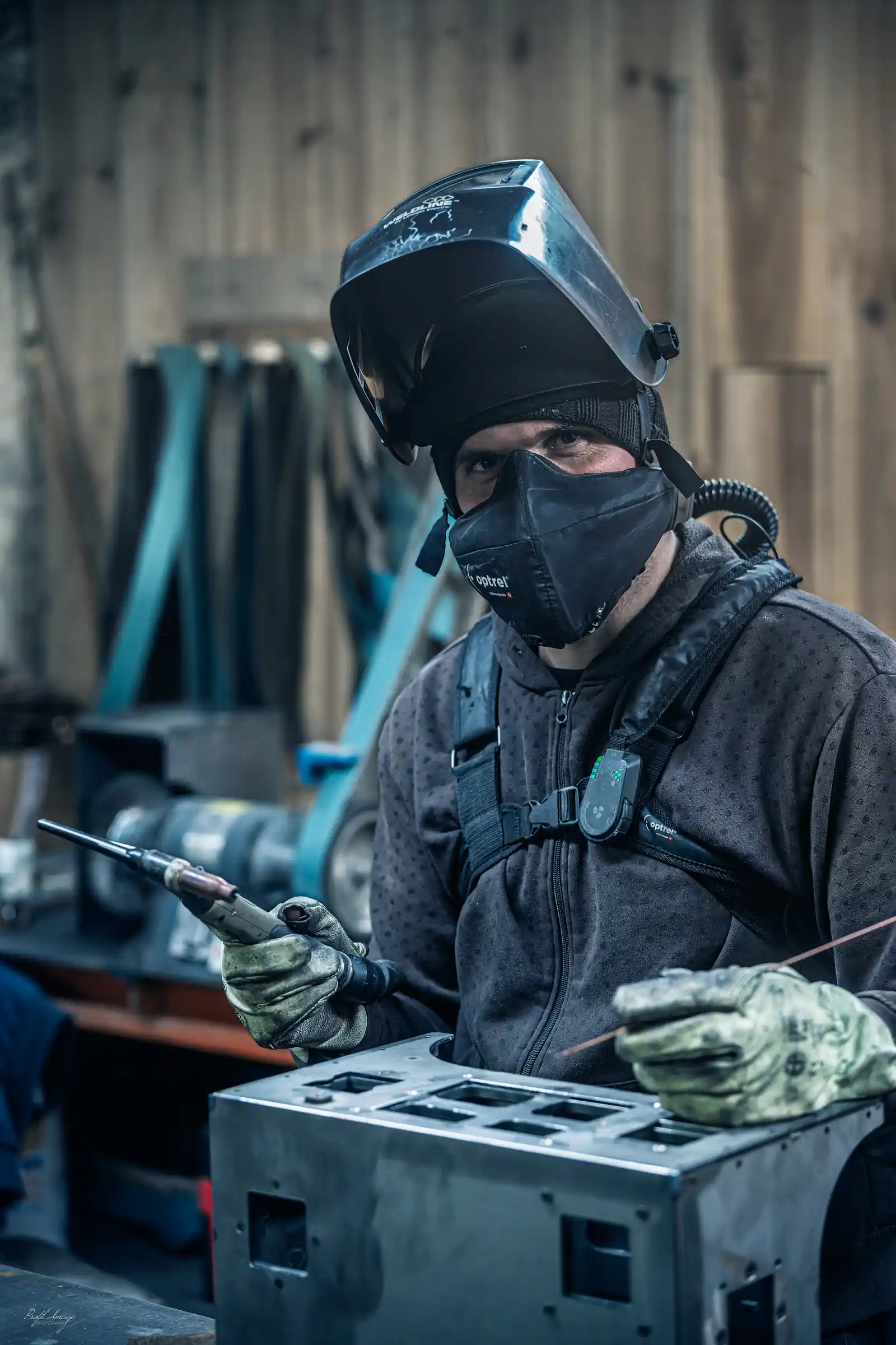 Rémi en train de souder un Titoo dans l'atelier Tibrazié
